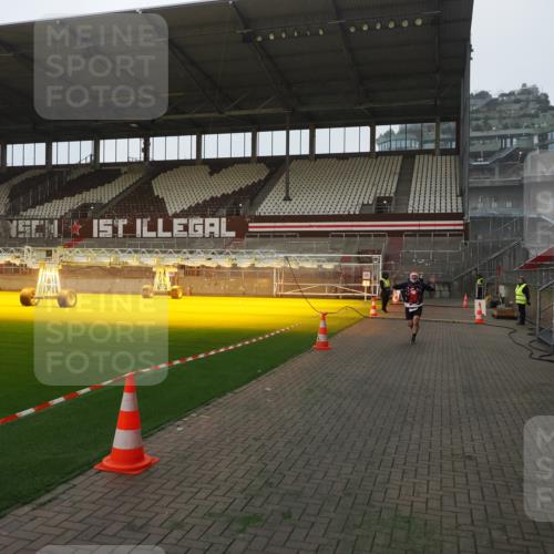 07.12.2025 - St. Pauli X-Mass-Run No. 15 Fabian Wolf http://msf.ph/oto/9360927 07.12.2025 09:53:58 Ziel 1598, 2651, 4050, 4061, 4062 meine-sportfotos.de