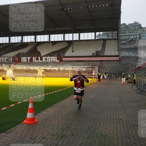 07.12.2025 - St. Pauli X-Mass-Run No. 15 Fabian Wolf http://msf.ph/oto/9360929 07.12.2025 09:54:00 Ziel 1598, 2651, 4061, 4062 meine-sportfotos.de