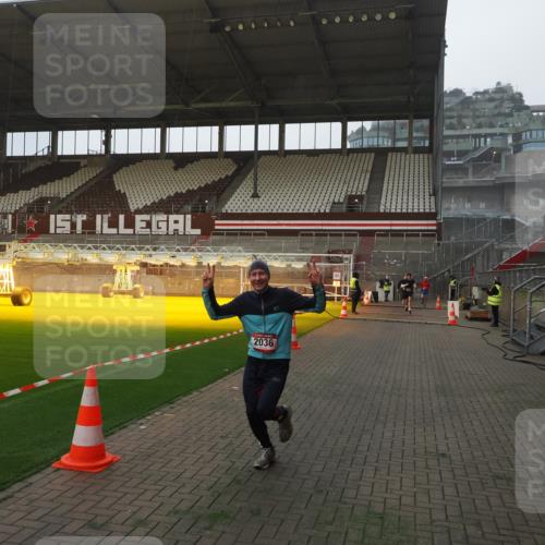 07.12.2025 - St. Pauli X-Mass-Run No. 15 Fabian Wolf http://msf.ph/oto/9360948 07.12.2025 09:54:24 Ziel 1375, 2036, 2900, 3310, 3338 meine-sportfotos.de