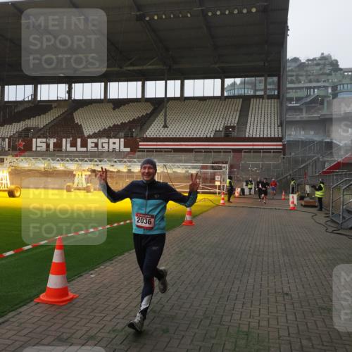 07.12.2025 - St. Pauli X-Mass-Run No. 15 Fabian Wolf http://msf.ph/oto/9360949 07.12.2025 09:54:24 Ziel 1375, 2036, 2900, 3310, 3338 meine-sportfotos.de