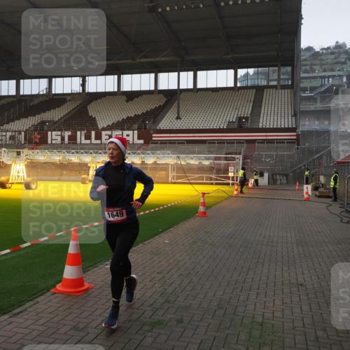 07.12.2025 - St. Pauli X-Mass-Run No. 15 Fabian Wolf http://msf.ph/oto/9360972 07.12.2025 09:54:48 Ziel 1649, 1655, 1722, 2703 meine-sportfotos.de