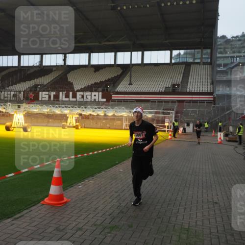 07.12.2025 - St. Pauli X-Mass-Run No. 15 Fabian Wolf http://msf.ph/oto/9360985 07.12.2025 09:55:12 Ziel 1101, 4087, 4088 meine-sportfotos.de