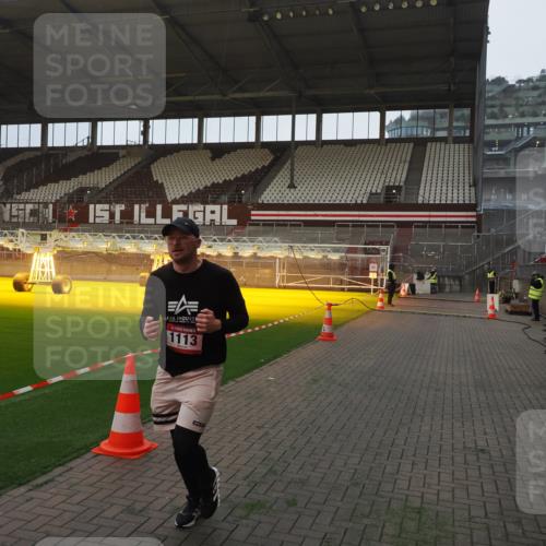 07.12.2025 - St. Pauli X-Mass-Run No. 15 Fabian Wolf http://msf.ph/oto/9360998 07.12.2025 09:55:20 Ziel 1101, 1113, 4087 meine-sportfotos.de