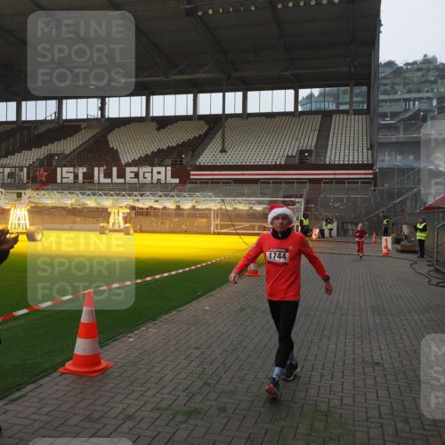 07.12.2025 - St. Pauli X-Mass-Run No. 15 Fabian Wolf http://msf.ph/oto/9361002 07.12.2025 09:55:43 Ziel 1744, 3398 meine-sportfotos.de