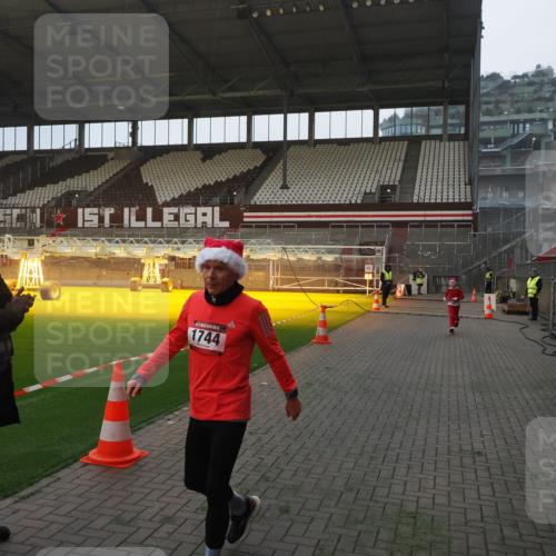 07.12.2025 - St. Pauli X-Mass-Run No. 15 Fabian Wolf http://msf.ph/oto/9361005 07.12.2025 09:55:44 Ziel 1744, 3398 meine-sportfotos.de