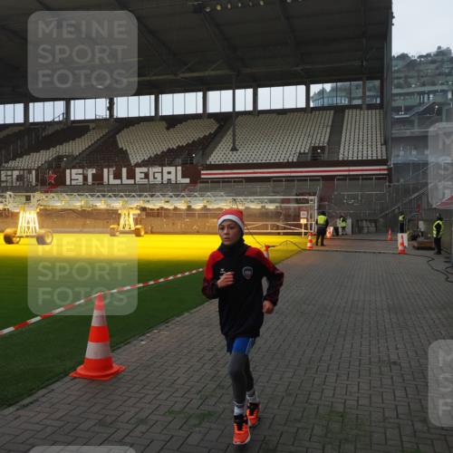 07.12.2025 - St. Pauli X-Mass-Run No. 15 Fabian Wolf http://msf.ph/oto/9361019 07.12.2025 09:55:58 Ziel 312, 3398 meine-sportfotos.de