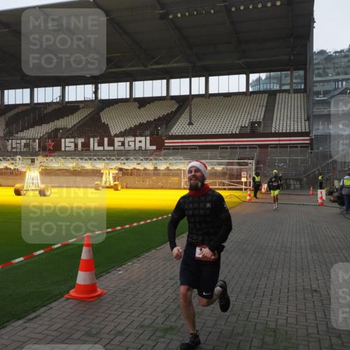 07.12.2025 - St. Pauli X-Mass-Run No. 15 Fabian Wolf http://msf.ph/oto/9361027 07.12.2025 09:56:11 Ziel 1483, 1530 meine-sportfotos.de