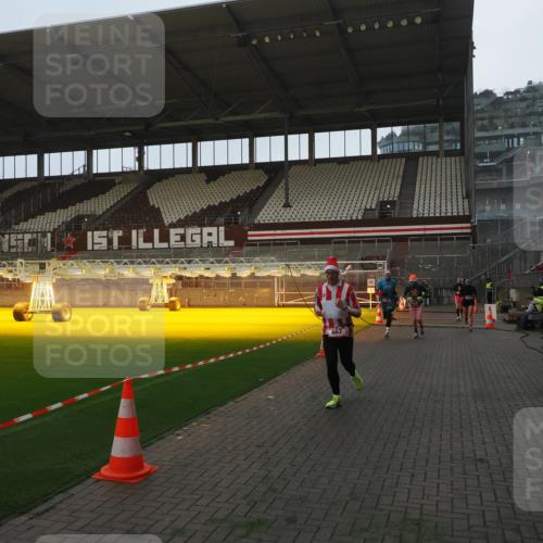 07.12.2025 - St. Pauli X-Mass-Run No. 15 Fabian Wolf http://msf.ph/oto/9361055 07.12.2025 09:56:41 Ziel 198, 662, 1165, 3255, 4208, 4209 meine-sportfotos.de