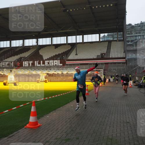 07.12.2025 - St. Pauli X-Mass-Run No. 15 Fabian Wolf http://msf.ph/oto/9361066 07.12.2025 09:56:44 Ziel 198, 662, 1116, 1165, 3255, 4208, 4209 meine-sportfotos.de