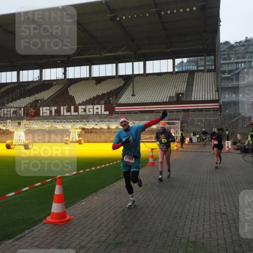 07.12.2025 - St. Pauli X-Mass-Run No. 15 Fabian Wolf http://msf.ph/oto/9361067 07.12.2025 09:56:44 Ziel 198, 662, 1116, 1165, 3255, 4208, 4209 meine-sportfotos.de