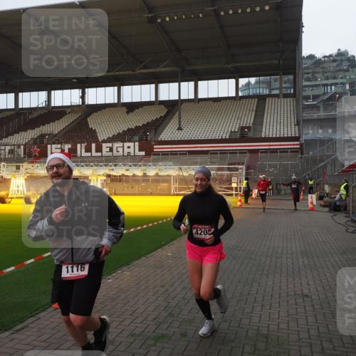 07.12.2025 - St. Pauli X-Mass-Run No. 15 Fabian Wolf http://msf.ph/oto/9361096 07.12.2025 09:56:51 Ziel 198, 497, 662, 1116, 1165, 2861, 4208, 4209 meine-sportfotos.de