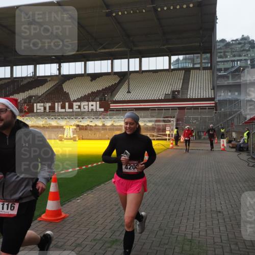 07.12.2025 - St. Pauli X-Mass-Run No. 15 Fabian Wolf http://msf.ph/oto/9361097 07.12.2025 09:56:51 Ziel 198, 497, 662, 1116, 1165, 2861, 4208, 4209 meine-sportfotos.de
