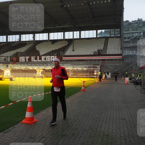 07.12.2025 - St. Pauli X-Mass-Run No. 15 Fabian Wolf http://msf.ph/oto/9361125 07.12.2025 09:57:09 Ziel 497, 2861, 3320, 4032 meine-sportfotos.de