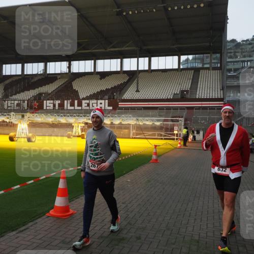 07.12.2025 - St. Pauli X-Mass-Run No. 15 Fabian Wolf http://msf.ph/oto/9361165 07.12.2025 09:57:38 Ziel 632, 1292, 1293, 1377, 1395, 2678, 2984 meine-sportfotos.de