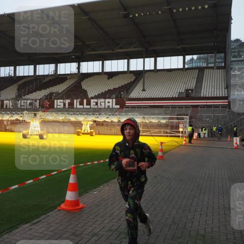 07.12.2025 - St. Pauli X-Mass-Run No. 15 Fabian Wolf http://msf.ph/oto/9361194 07.12.2025 09:57:46 Ziel 2678, 2984, 4030 meine-sportfotos.de