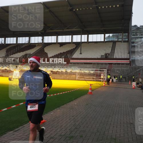 07.12.2025 - St. Pauli X-Mass-Run No. 15 Fabian Wolf http://msf.ph/oto/9361210 07.12.2025 09:57:57 Ziel 441, 2984, 4030 meine-sportfotos.de