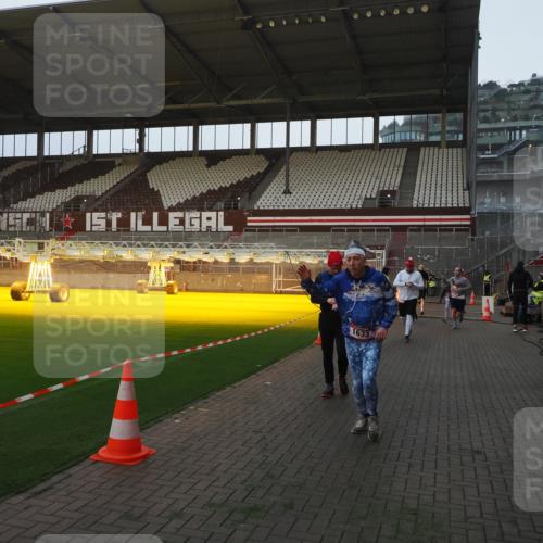 07.12.2025 - St. Pauli X-Mass-Run No. 15 Fabian Wolf http://msf.ph/oto/9361216 07.12.2025 09:58:19 Ziel 238, 261, 1173, 1633, 1774, 2205, 3405, 3515, 4206 meine-sportfotos.de