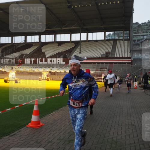 07.12.2025 - St. Pauli X-Mass-Run No. 15 Fabian Wolf http://msf.ph/oto/9361220 07.12.2025 09:58:20 Ziel 238, 261, 1173, 1633, 1774, 2205, 3405, 3515, 4206 meine-sportfotos.de