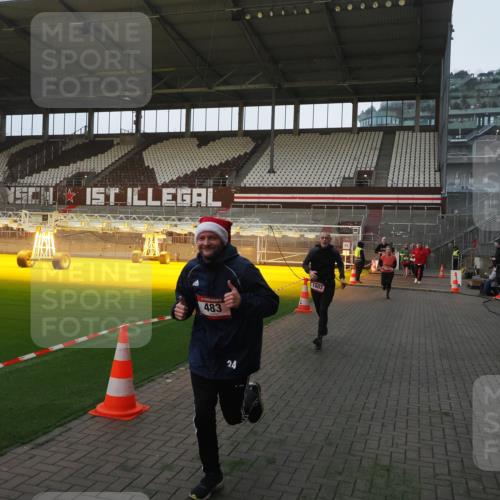07.12.2025 - St. Pauli X-Mass-Run No. 15 Fabian Wolf http://msf.ph/oto/9361257 07.12.2025 09:58:32 Ziel 238, 261, 483, 532, 1003, 1173, 1528, 1603, 1633, 1774, 2205, 3515, 4031, 4206 meine-sportfotos.de