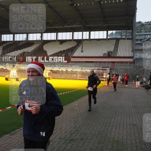 07.12.2025 - St. Pauli X-Mass-Run No. 15 Fabian Wolf http://msf.ph/oto/9361259 07.12.2025 09:58:33 Ziel 238, 261, 483, 532, 1003, 1173, 1528, 1603, 1633, 1774, 1782, 1785, 2205, 4031, 4206 meine-sportfotos.de