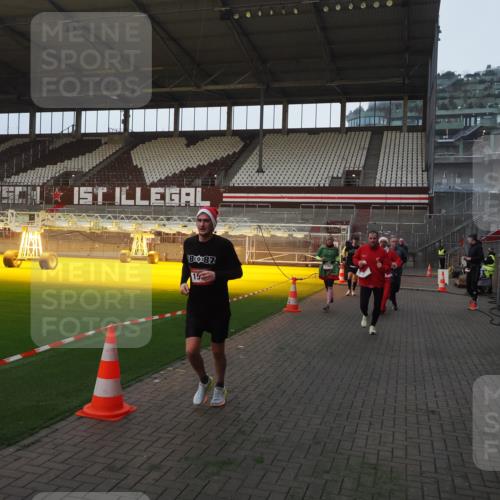 07.12.2025 - St. Pauli X-Mass-Run No. 15 Fabian Wolf http://msf.ph/oto/9361274 07.12.2025 09:58:37 Ziel 238, 261, 483, 532, 1003, 1115, 1173, 1528, 1603, 1782, 1785, 2205, 2392, 3308, 4031, 4206 meine-sportfotos.de