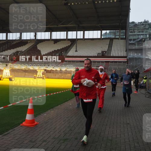 07.12.2025 - St. Pauli X-Mass-Run No. 15 Fabian Wolf http://msf.ph/oto/9361278 07.12.2025 09:58:39 Ziel 483, 532, 1003, 1115, 1173, 1528, 1542, 1603, 1782, 1785, 2392, 3308, 4031, 4206 meine-sportfotos.de