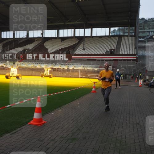 07.12.2025 - St. Pauli X-Mass-Run No. 15 Fabian Wolf http://msf.ph/oto/9361453 07.12.2025 09:59:04 Ziel 2529, 3147, 3345 meine-sportfotos.de