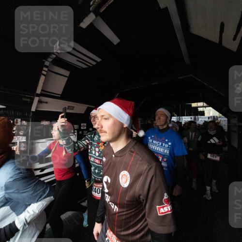07.12.2025 - St. Pauli X-Mass-Run No. 15 Michael Strokosch http://msf.ph/oto/9361459 07.12.2025 11:12:51 Laufen 40, 910, 981 meine-sportfotos.de