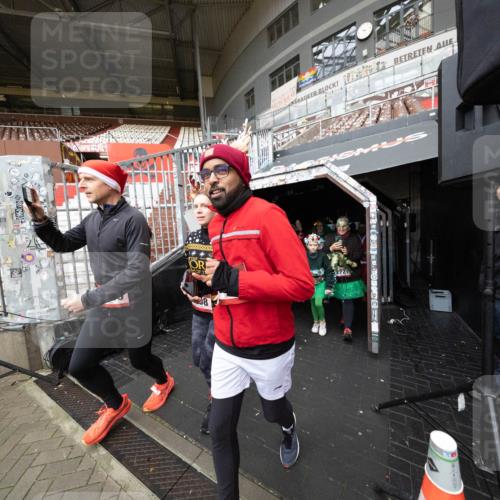 07.12.2025 - St. Pauli X-Mass-Run No. 15 Michael Strokosch http://msf.ph/oto/9361543 07.12.2025 11:14:55 Laufen 2720, 8, 10 meine-sportfotos.de