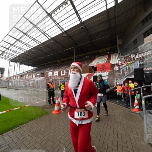 07.12.2025 - St. Pauli X-Mass-Run No. 15 Michael Strokosch http://msf.ph/oto/9361557 07.12.2025 11:15:30 Laufen 5, 183, 2131, 7 meine-sportfotos.de