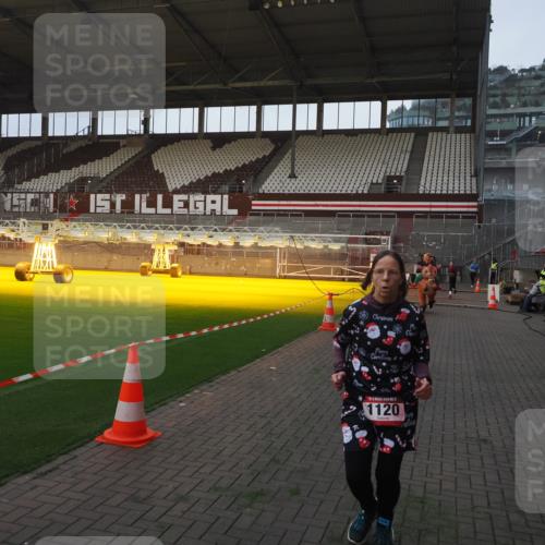 07.12.2025 - St. Pauli X-Mass-Run No. 15 Fabian Wolf http://msf.ph/oto/9361590 07.12.2025 09:59:17 Ziel 939, 1120, 2207, 2529, 2657, 3147, 3345 meine-sportfotos.de