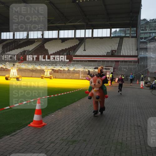 07.12.2025 - St. Pauli X-Mass-Run No. 15 Fabian Wolf http://msf.ph/oto/9361649 07.12.2025 09:59:21 Ziel 939, 1120, 2204, 2207, 2529, 2657 meine-sportfotos.de