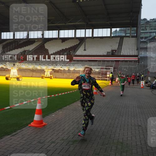 07.12.2025 - St. Pauli X-Mass-Run No. 15 Fabian Wolf http://msf.ph/oto/9361742 07.12.2025 09:59:30 Ziel 488, 961, 2204, 2207, 2657, 4029, 4052, 4465 meine-sportfotos.de