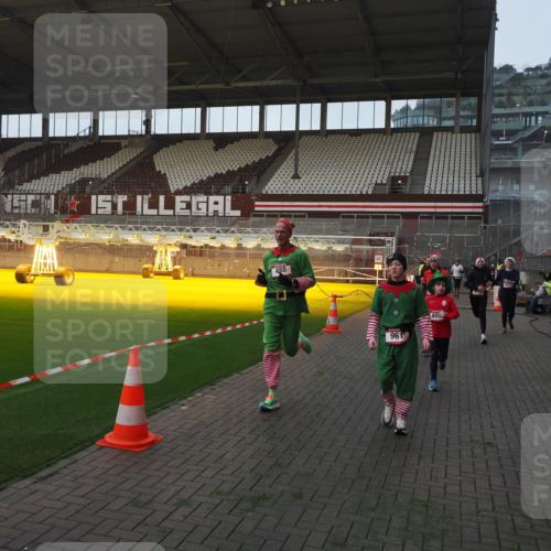 07.12.2025 - St. Pauli X-Mass-Run No. 15 Fabian Wolf http://msf.ph/oto/9361755 07.12.2025 09:59:35 Ziel 488, 910, 911, 961, 1763, 2204, 2207, 3513, 4029, 4051, 4052, 4465 meine-sportfotos.de