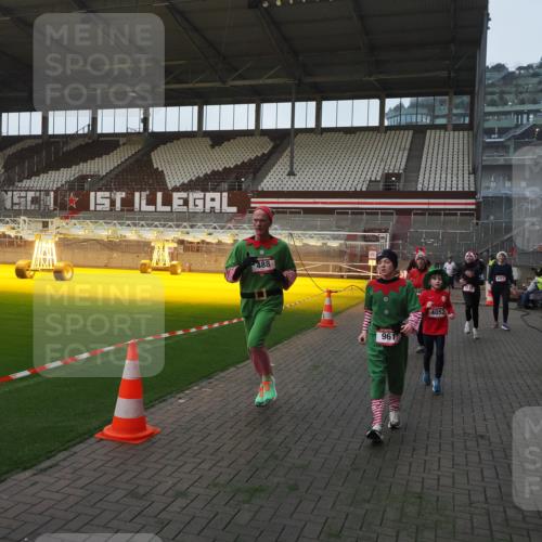 07.12.2025 - St. Pauli X-Mass-Run No. 15 Fabian Wolf http://msf.ph/oto/9361759 07.12.2025 09:59:35 Ziel 488, 910, 911, 961, 1763, 2204, 2207, 3513, 4029, 4051, 4052, 4465 meine-sportfotos.de