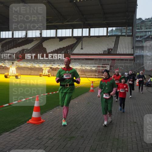07.12.2025 - St. Pauli X-Mass-Run No. 15 Fabian Wolf http://msf.ph/oto/9361764 07.12.2025 09:59:35 Ziel 488, 910, 911, 961, 1763, 2204, 2207, 3513, 4029, 4051, 4052, 4465 meine-sportfotos.de