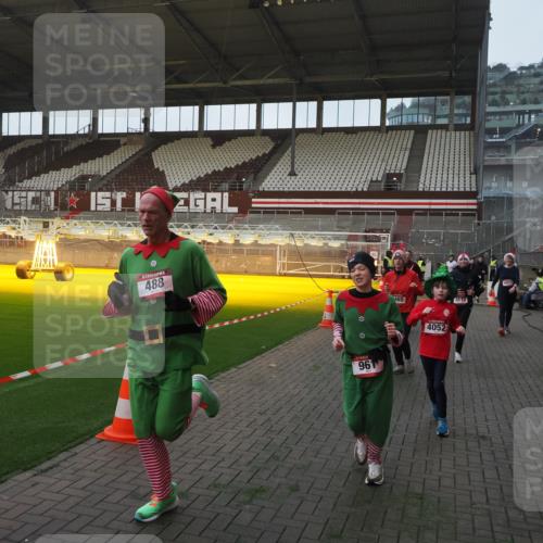 07.12.2025 - St. Pauli X-Mass-Run No. 15 Fabian Wolf http://msf.ph/oto/9361772 07.12.2025 09:59:35 Ziel 488, 910, 911, 961, 1763, 2204, 2207, 3513, 4029, 4051, 4052, 4465 meine-sportfotos.de
