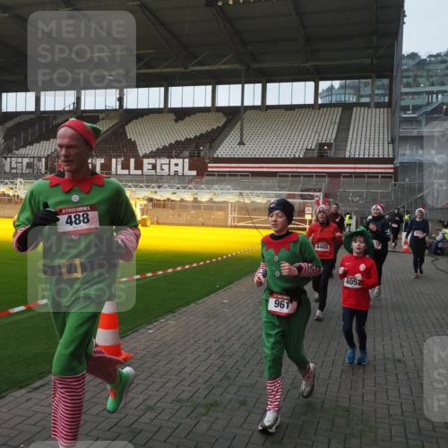 07.12.2025 - St. Pauli X-Mass-Run No. 15 Fabian Wolf http://msf.ph/oto/9361774 07.12.2025 09:59:36 Ziel 488, 910, 911, 961, 1763, 2204, 2207, 3513, 4029, 4051, 4052, 4465 meine-sportfotos.de