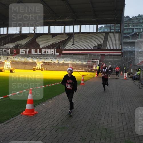 07.12.2025 - St. Pauli X-Mass-Run No. 15 Fabian Wolf http://msf.ph/oto/9361897 07.12.2025 09:59:46 Ziel 488, 910, 911, 934, 961, 1112, 1763, 2186, 2729, 2964, 3513, 4051, 4052, 4465 meine-sportfotos.de
