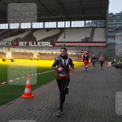 07.12.2025 - St. Pauli X-Mass-Run No. 15 Fabian Wolf http://msf.ph/oto/9361925 07.12.2025 09:59:48 Ziel 488, 910, 911, 934, 1112, 1763, 2186, 2729, 2964, 3513, 4051, 4052, 4465 meine-sportfotos.de