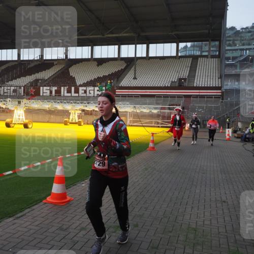 07.12.2025 - St. Pauli X-Mass-Run No. 15 Fabian Wolf http://msf.ph/oto/9361929 07.12.2025 09:59:48 Ziel 488, 910, 911, 934, 1112, 1763, 2186, 2729, 2964, 3513, 4051, 4052, 4465 meine-sportfotos.de