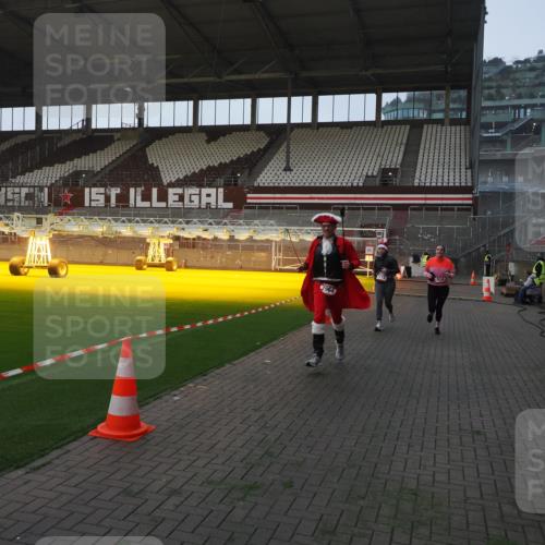 07.12.2025 - St. Pauli X-Mass-Run No. 15 Fabian Wolf http://msf.ph/oto/9361936 07.12.2025 09:59:50 Ziel 488, 910, 911, 934, 1112, 1763, 2186, 2729, 2964, 3513, 4051, 4052, 4465 meine-sportfotos.de