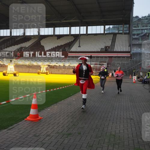 07.12.2025 - St. Pauli X-Mass-Run No. 15 Fabian Wolf http://msf.ph/oto/9361944 07.12.2025 09:59:50 Ziel 488, 910, 911, 934, 1112, 1763, 2186, 2729, 2964, 3513, 4051, 4052, 4465 meine-sportfotos.de