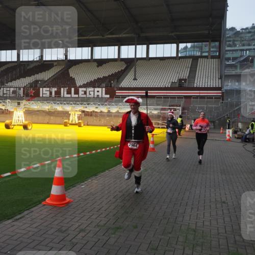 07.12.2025 - St. Pauli X-Mass-Run No. 15 Fabian Wolf http://msf.ph/oto/9361948 07.12.2025 09:59:50 Ziel 488, 910, 911, 934, 1112, 1763, 2186, 2729, 2964, 3513, 4051, 4052, 4465 meine-sportfotos.de