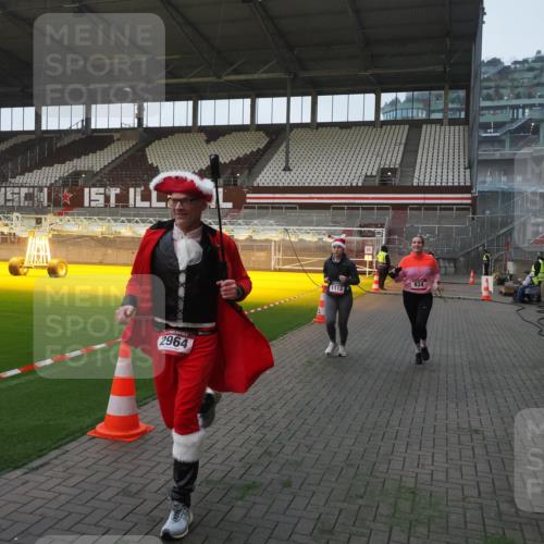 07.12.2025 - St. Pauli X-Mass-Run No. 15 Fabian Wolf http://msf.ph/oto/9361961 07.12.2025 09:59:51 Ziel 910, 911, 934, 1112, 1763, 2186, 2729, 2964, 3513, 4051 meine-sportfotos.de