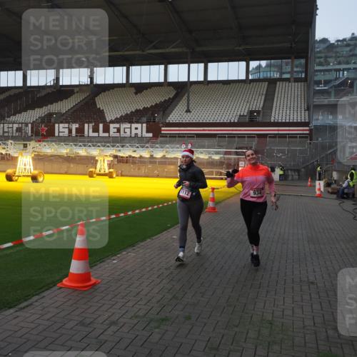 07.12.2025 - St. Pauli X-Mass-Run No. 15 Fabian Wolf http://msf.ph/oto/9361977 07.12.2025 09:59:52 Ziel 910, 911, 934, 1112, 2186, 2729, 2964, 3513 meine-sportfotos.de