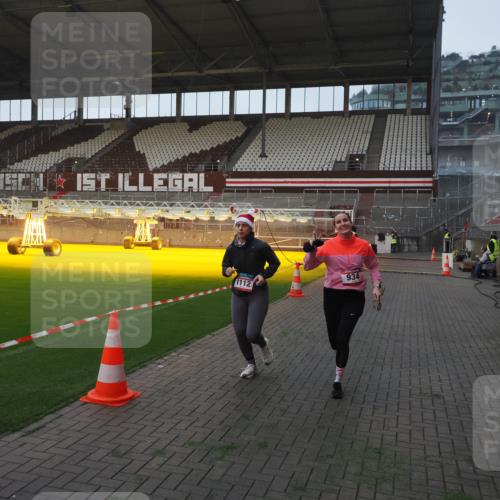 07.12.2025 - St. Pauli X-Mass-Run No. 15 Fabian Wolf http://msf.ph/oto/9361981 07.12.2025 09:59:52 Ziel 910, 911, 934, 1112, 2186, 2729, 2964, 3513 meine-sportfotos.de
