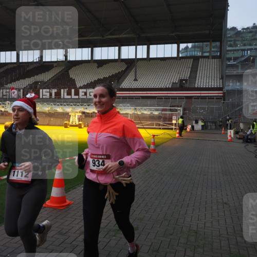 07.12.2025 - St. Pauli X-Mass-Run No. 15 Fabian Wolf http://msf.ph/oto/9362005 07.12.2025 09:59:53 Ziel 910, 911, 934, 1112, 2186, 2729, 2964 meine-sportfotos.de