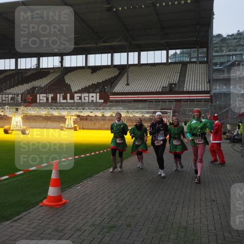 07.12.2025 - St. Pauli X-Mass-Run No. 15 Fabian Wolf http://msf.ph/oto/9362076 07.12.2025 10:00:08 Ziel 802, 1333, 1354, 1360, 1404, 2140, 2141, 4129 meine-sportfotos.de