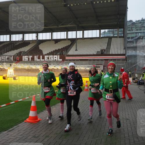 07.12.2025 - St. Pauli X-Mass-Run No. 15 Fabian Wolf http://msf.ph/oto/9362101 07.12.2025 10:00:09 Ziel 802, 1333, 1354, 1360, 1404, 2140, 2141, 4129 meine-sportfotos.de